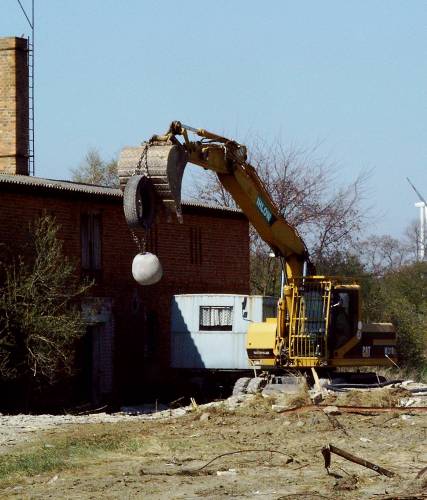 DSC00023-Bagger-mit-Abrissbirne-am-Haus-2-470-500.jpg