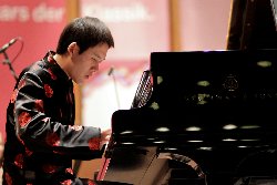Earthquake Jingge Yan, Klavier