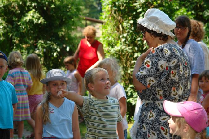 0100-Kind-zeigt-Frau-Holle-den-Weg.jpg