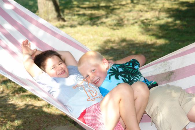 0304-Jungs-in-Haengeschaukel.jpg