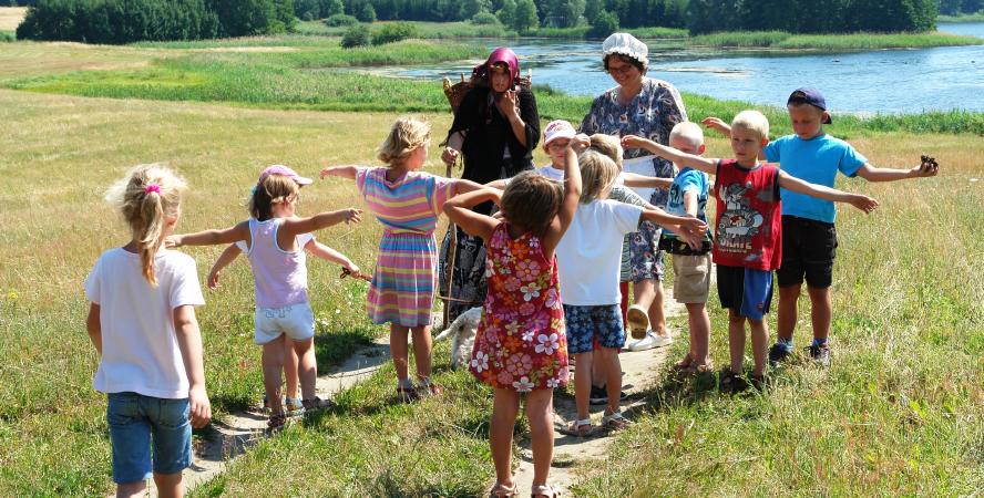 0501-Gruppe-am-See-01-Ausschnitt-optimiert.jpg