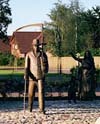 Die Bronzestatuen vor Krulls Hus in Lorup