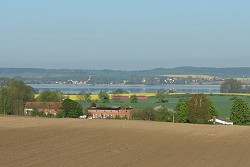 Die Parklandschaft mit der Eisenbahn