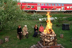 Die Parklandschaft mit der Eisenbahn