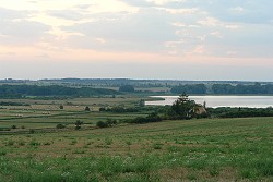 Die Parklandschaft mit der Eisenbahn