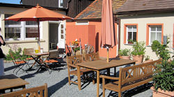 Biergarten mit Nistwand für hunderte Vögel