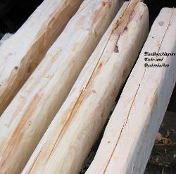 handbeschlagene Holzbalken  - Natur im Haus