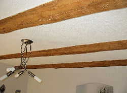 handbeschlagene Holzbalken  - Natur im Haus
