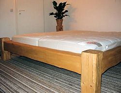 handbeschlagene Holzbalken  - Natur im Haus