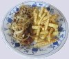 Schnitzel Wiener Art mit Zwiebeln und Pommes frites
